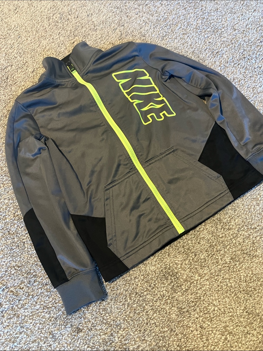 NIKE TRACK BLACK AND GRAY TRICOT JACKET BOYS SIZE 7